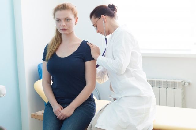 病院で診察を受ける女性