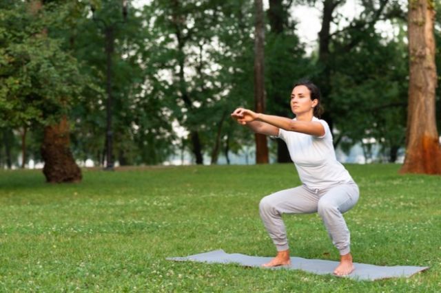 スクワットする女性