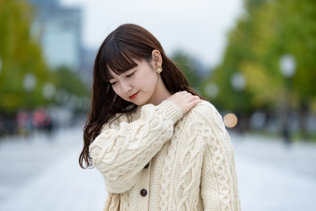 肩こりが気になる女性
