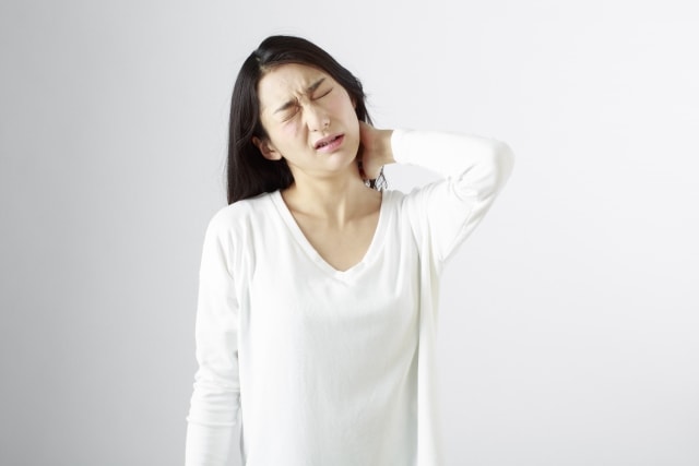 首が辛い女性